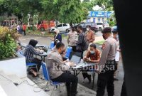 Petugas Vaksin Polres Tuban, saat didepan Mako Polres (IST)