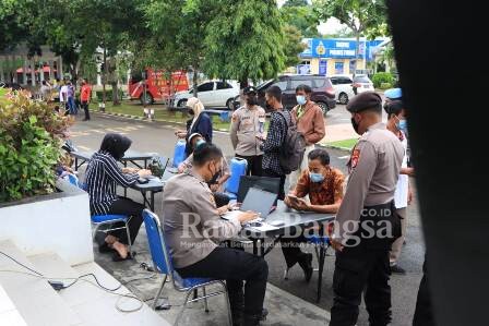 Petugas Vaksin Polres Tuban, saat didepan Mako Polres (IST)