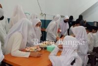Sisawa dan Siswi saat di warung gratis (IST)