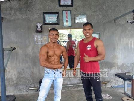 Moh. Fausi (kiri) Instruktur Gym dan Fitnes