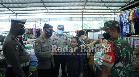 Tim Pamor Keris Polres Bangkalan yang terdiri gabungan dari Satpol PP dan Kodim 0829 melaksanakan operasi protokol kesehatan di Desa Langkap, Kecamatan Burneh (IST)