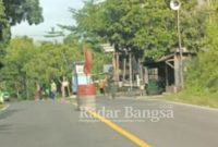 Tampak penggalang dana yang sedang meminta donasi para pengguna jalan di Bangkalan (IST)