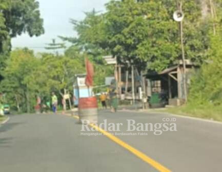 Tampak penggalang dana yang sedang meminta donasi para pengguna jalan di Bangkalan (IST)