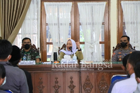 Audiensi yang digelar di Rumah Dinas Bupati, dihadiri pengurus IPSI dan Sekda Nurul Azizah, serta jajaran Forkopimda Dandim 0813 Letkol Arm Arif Yudo Purwanto, Kasub bag Bin Kajari Bojonegoro M. Hartono, Kepala Bag Ops Polres Bojonegoro Kompol Yusis, Kepala Dinpora Bojonegoro Amir Syahid, Ketua IPSI Cabang Endro Setyo Widodo, serta ketua IPSI kecamatan. Senin (31/1/2022) (IST)