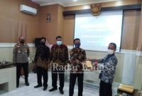 Kepala desa Karangwangi Hasan Ahmad. S. Pd sedang menerima piagam penghargaan dan plakat dari Pemerintah Daerah Kabupaten Cianjur melalui Dinas Kesehatan atas prestasi tingkat pertama sebagai 