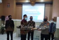  Sekretaris desa Kertajadi Ujang Sustian sedang menerima piagam penghargaan dan plakat sebagai desa berprestasi kedua sebagai DESA SIAGA AKTIF MANDIRI AWARD