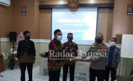  Sekretaris desa Kertajadi Ujang Sustian sedang menerima piagam penghargaan dan plakat sebagai desa berprestasi kedua sebagai DESA SIAGA AKTIF MANDIRI AWARD