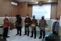 Kepala desa Cidamar Maman Sukarman yang diwakili Kasi Pelayanan desa Cidamar Usep sedang menerima Piagam Penghargaan dan Plakat atas prestasi ketiga sebagai 