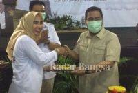 Mimik Idayana menerima potongan tumpeng dari Anwar Sadat selaku ketua DPD Partai Gerindra Jawa Timur (IST)