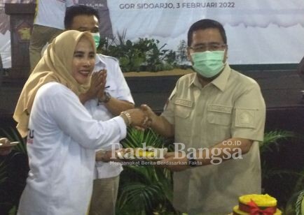 Mimik Idayana menerima potongan tumpeng dari Anwar Sadat selaku ketua DPD Partai Gerindra Jawa Timur (IST)