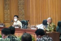 Wagub Emil saat memimpin rapat percepatan realisasi anggaran Tahun 2022 di Ruang Rapat Utama, Kantor Bappeda Provinsi Jawa Timur, Kamis (3/2/2022) (IST)