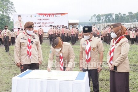 Gubernur Jawa Timur, Khofifah Indar Parawansa (tengah) didampingi Bupati Lumajang, Toriqul Haq (peci hitam)/ her  )