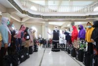 Gubernur Khofifah saat menghadiri acara penyerahan Zakat Produktif untuk stimulus modal usaha bagi para pelaku usaha ultra mikro dari Badan Amil Zakat Nasional (Baznas) Jatim di Surabaya, Minggu (13/2/2022).  (IST)