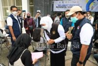Gubernur Khofifah saat meninjau vaksinasi booster (IST)