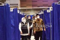 Gubernur Khofifah saat meninjau RS Lapangan Badan Pengembangan Wilayah Surabaya-Madura (BPWS) sisi Bangkalan dan Mall Pelayanan Publik (MPP) Kab. Sidoarjo, Minggu (6/2/2022) (IST)