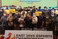 Asisten I Sekdaprov Jatim, Benny Sampirwanto (no.4 kiri) berfoto bersama Pemenang East Java E-sport Championship 2021, di Universitas Ciputra Surabaya, Minggu (6/1/2022). (Foto : AudiJNR)