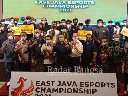 Asisten I Sekdaprov Jatim, Benny Sampirwanto (no.4 kiri) berfoto bersama Pemenang East Java E-sport Championship 2021, di Universitas Ciputra Surabaya, Minggu (6/1/2022). (Foto : AudiJNR)