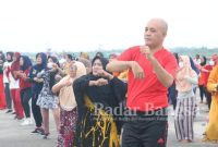 Rombongan Dispora Jatim Senam Bersama dengan masyarakat Pelabuhan Wisata Branta Pesisir Pamekasan