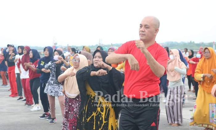 Rombongan Dispora Jatim Senam Bersama dengan masyarakat Pelabuhan Wisata Branta Pesisir Pamekasan