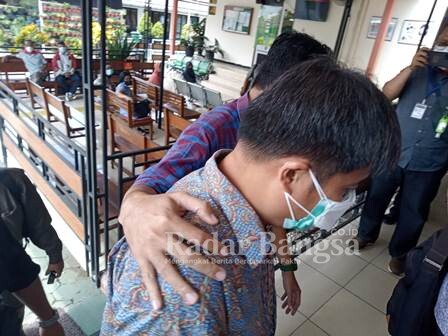 JE (49) terdakwa kasus Kejahatan Seksual terhadap anak keluar dari sidang Mendengar dakwaan JPU Di PN. Malang tidak menggunakan baju tahanan. (IST)