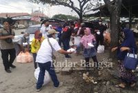 Anggota JJI saat bagikan nasi kotak (IST)