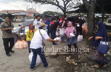 Anggota JJI saat bagikan nasi kotak (IST)