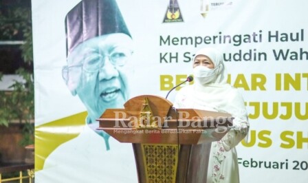  Gubernur Jawa Timur, Khofifah Indar Parawansa saat memberikan sambutan dari perwakilan pemerintah di acara haul ke 2 wafatnya Gus Sholah di pondok pesantren Tebuireng Kabupaten Jombang. (IST)