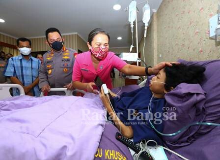  Kapolri Jenderal Listyo Sigit Prabowo beserta istri sekaligus Ketua Umum Bhayangkari Juliati Sigit Prabowo, menjenguk Sinta Aulia untuk melihat kondisinya secara langsung saat menjalani perawatan di Rumah Sakit (RS) Polri, Kramat Jati, Jakarta Timur, Minggu (20/2/2022). (IST)