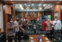 Ketum SMSI didampingi oleh anggota Dewan Penasehat SMSI Pusat Ervik Ari Susanto, Dep. Crisis Center Nishal Dillon, Tahir dan Humas SMSI Wisnu. Turut hadir pendiri Bukit Algoritma dan Dewan Pertimbangan SMSI Budiman Sudjatmiko didampingi Tedy Tri Tjahyono serta Kyai Maksoem dari unsur Pembina. Sedangkan KSAD  Dudung didampingi oleh Kadispenad Brigjen TNI Tatang Subarna (Dok Foto :SMSI Group)