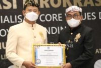 (Kiri) Camat Kembangbahu Sutikno saat menerima penghargaan dari Bupati Lamongan Yuhronur Efendi, Kamis (03/02) (IST)