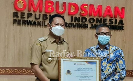 Bupati Lamongan Yuhronur Efendi saat menerima penghargaan kepatuhan pelayanan publik dari Kepala Perwakilan ORI Jatim, Agus Mutaqqin, Senin (31/01) (IST)