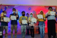 Para peserta lomba Genius Competition 2022 Bahasa Inggris saat menerima tropy piala dan sertifikat di Plaza Lamongan (IST)