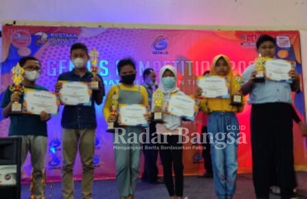 Para peserta lomba Genius Competition 2022 Bahasa Inggris saat menerima tropy piala dan sertifikat di Plaza Lamongan (IST)