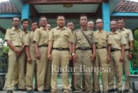 Kades beserta perangkat Desa Talunrejo Kecamatan Bluluk, Lamongan (IST)