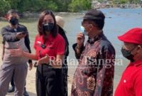 Bendahara DPC PDIP Kabupaten Lamongan, Fujika Senna Oktavia saat menyambangi Pantai Putri Klayar di Kecamatan Paciran, Minggu (20/2)