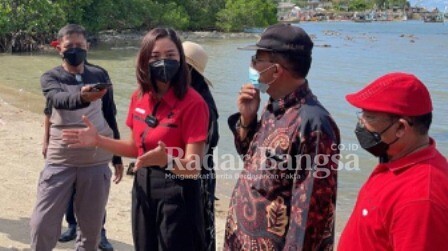 Bendahara DPC PDIP Kabupaten Lamongan, Fujika Senna Oktavia saat menyambangi Pantai Putri Klayar di Kecamatan Paciran, Minggu (20/2)