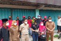 Bendahara DPC PDIP Kabupaten Lamongan, Fujika Senna Oktavia saat memberi sambutan pada masyarakat usai perbaiki jalan yang rusak akibat banjir di Kecamatan Karanggeneng, Senin (21/2) (IST)