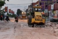 Tampak alat berat sedang memadati jalan, Kamis (03/02) (IST)
