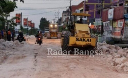 Tampak alat berat sedang memadati jalan, Kamis (03/02) (IST)