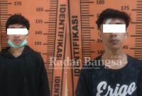 Kedua pelaku saat diamankan unit PPA Polres Lamongan (IST)
