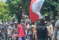 Aksi unjuk rasa long march petani tambak yang menuntut pupuk bersubsidi tidak dicabut, Rabu (02/02) (IST)