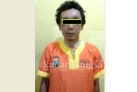 Pelaku TS dengan wajah penuh lebam disekitar wajah saat diamankan di Polsek Paciran.(IST)
