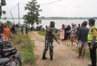  Tampak Masyarakat sekitar waduk Gondang berkerumun di sekitar bibir Waduk Gondang dan dua petugas menjaga sekitar lokasi kejadian.(IST)