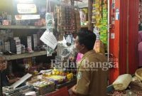 Petugas Disprindag Lamongan saat sidak (IST)