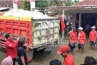 Wanita Cantik dan baik hati bersosial tinggi, Fujika Senna Society Bendahara PDIP Lamongan dan kadernya serta relawan bersama warga bergotong royong meratakan katel jalan desa Jelakcatur yang tergenang banjir. Selasa (8/2/2022).