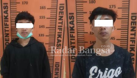 Kedua pelaku saat diamankan unit PPA Polres Lamongan (IST)