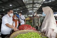 Mendag Muhammad Lutfi saat meninjau pasar Pasir Gintung di Bandar Lampung, Provinsi Lampung.