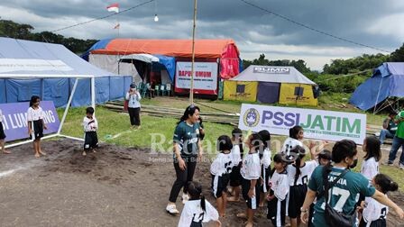  Dispora Jatim bersama PSSI Jatim menggelar lomba sepak bola untuk anak-anak di Posko Pengungsian Korban Erupsi Semeru, Lumajang