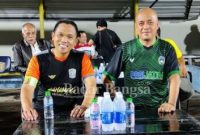 Bupati Lumajang, Thoriqul Haq (kiri) dan Kabid Keolahragaan Dispora Jatim, Firman Syah Ali (kanan)