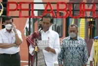 (Screenshot) video Luhut Binsar Pandjaitan asyik telponan saat Presiden Joko Widodo berbicara. [Youtube/Sekretariat Presiden] (IST)